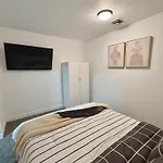 Estudio Moderno Y Acogedor