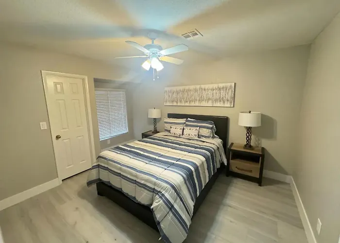 Delightful 4 Bedroom House With Pool!