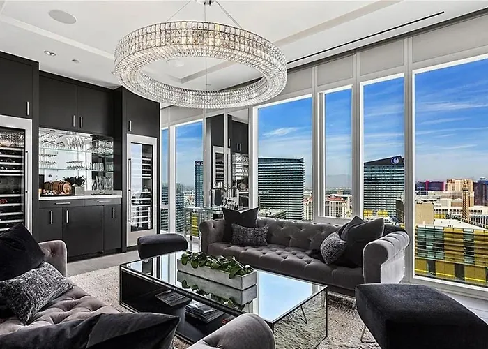 Lavish High-Floor Penthouse With Panoramic Views