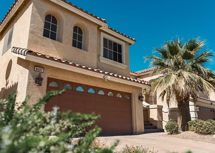 4 Bed Home, 10 Min From Strip With Hot Tub And Parking