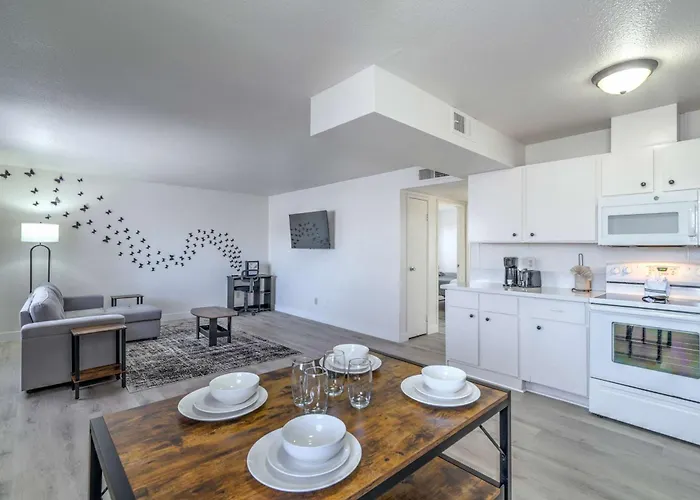 Vegas Getaway Near Strip! Sleeps 6!