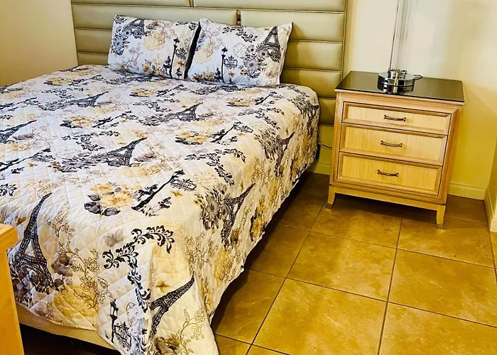 Room In Cheerful 2-Bed House - Shared Bathroom