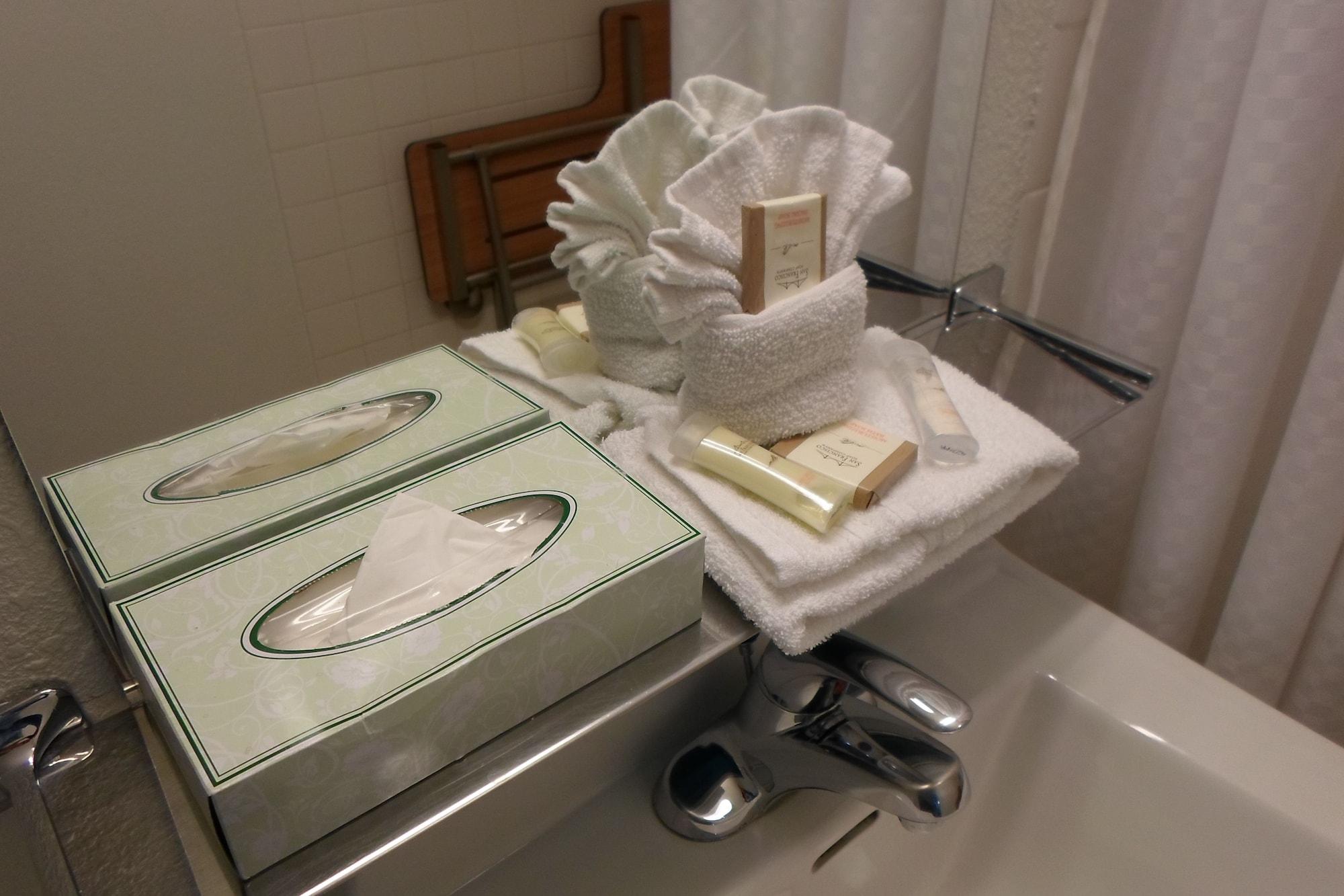 Howard Johnson By Wyndham Vegas Near The Strip 2*