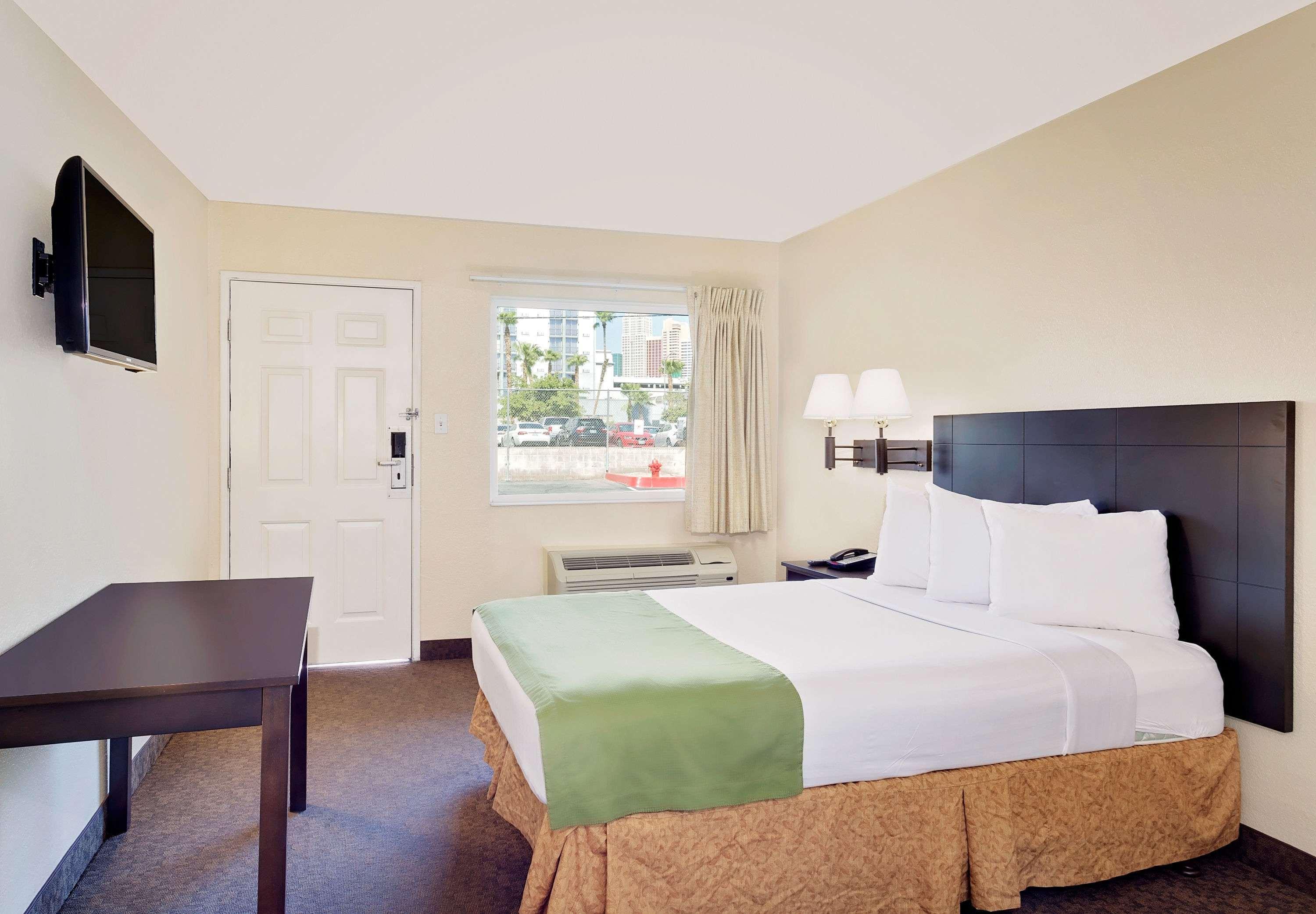 Howard Johnson By Wyndham Vegas Near The Strip Motel Las Vegas