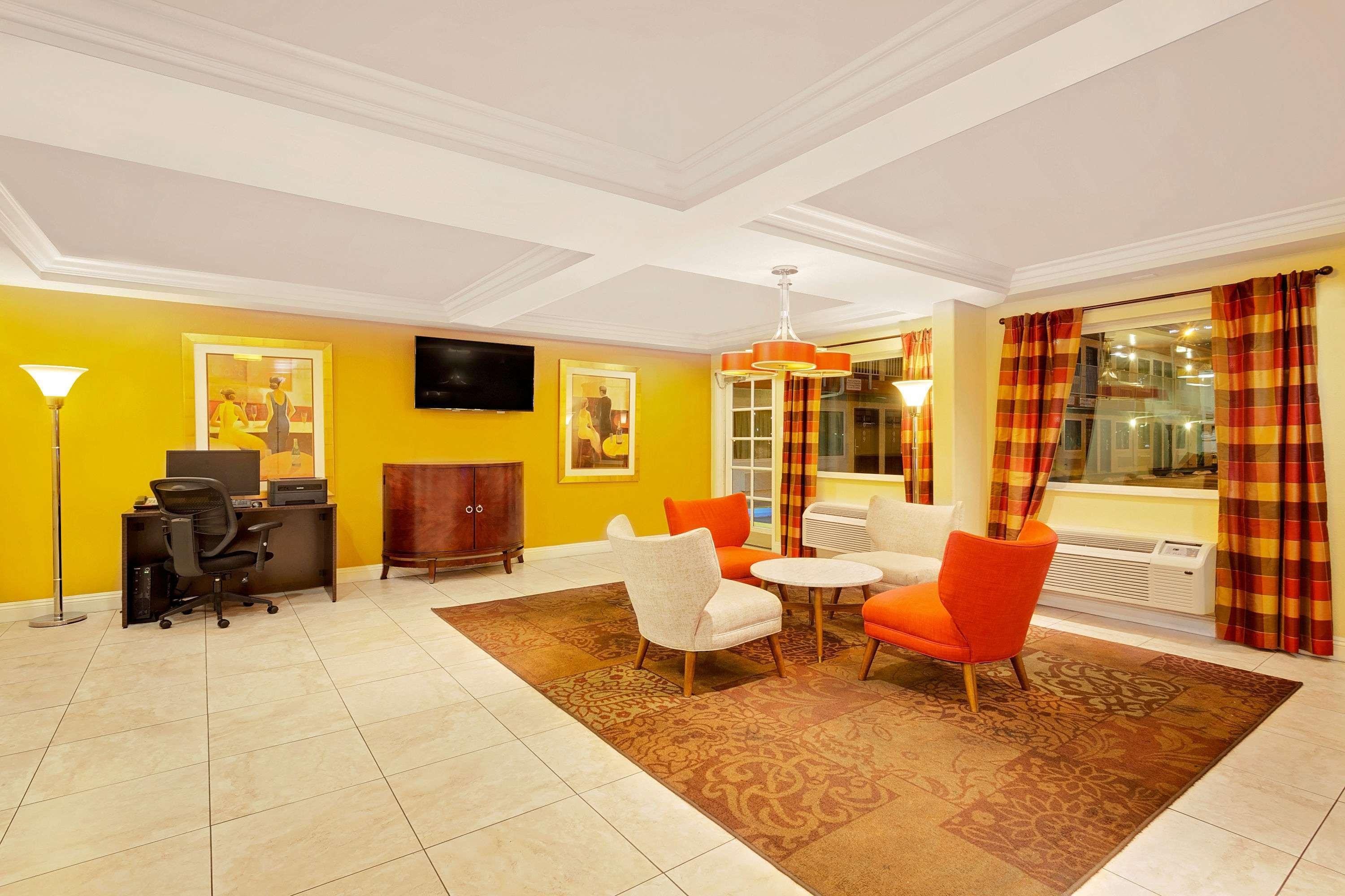 Howard Johnson By Wyndham Vegas Near The Strip