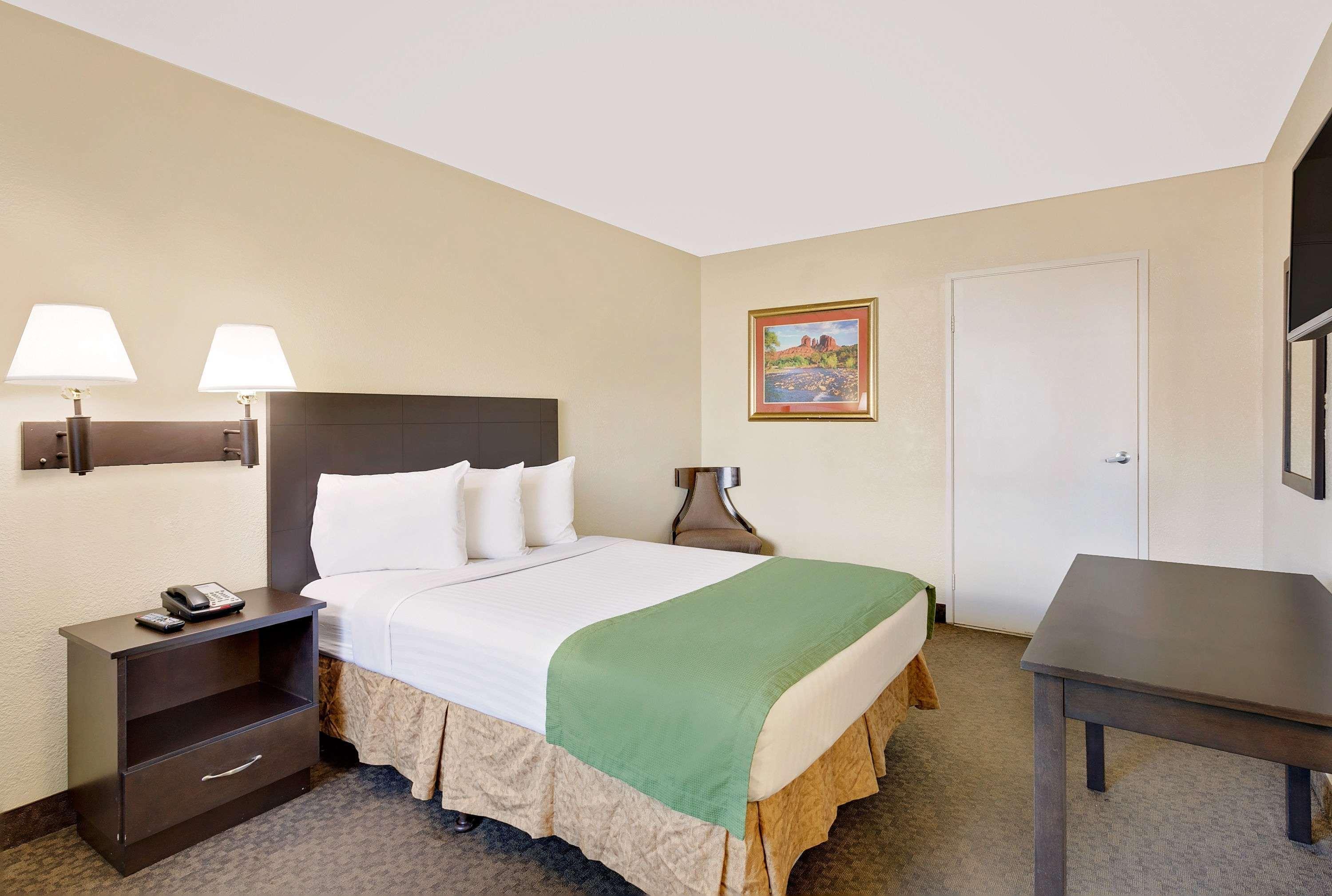 Howard Johnson By Wyndham Vegas Near The Strip 2*