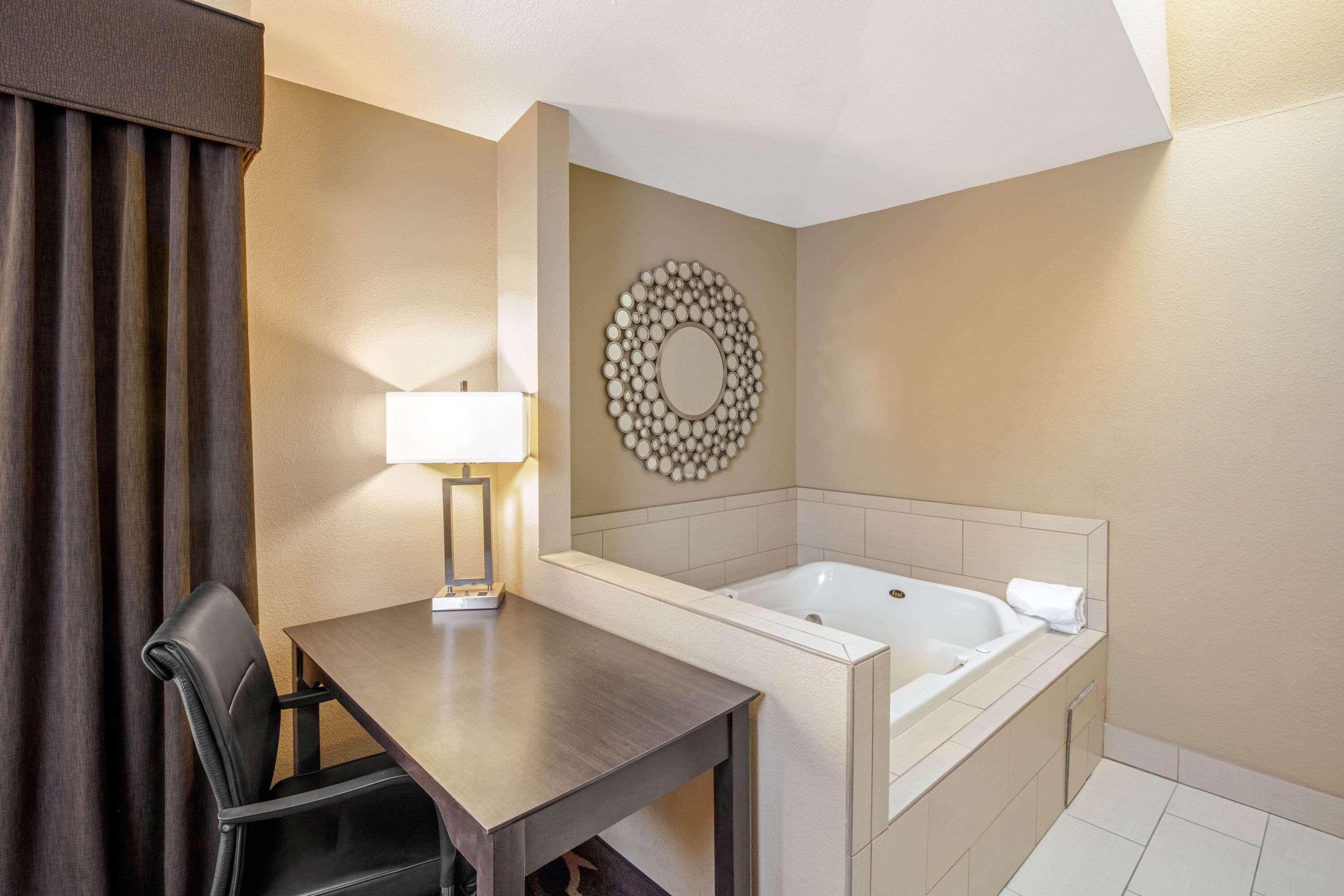 Hotel La Quinta & By Wyndham Lv Tropicana Stadium