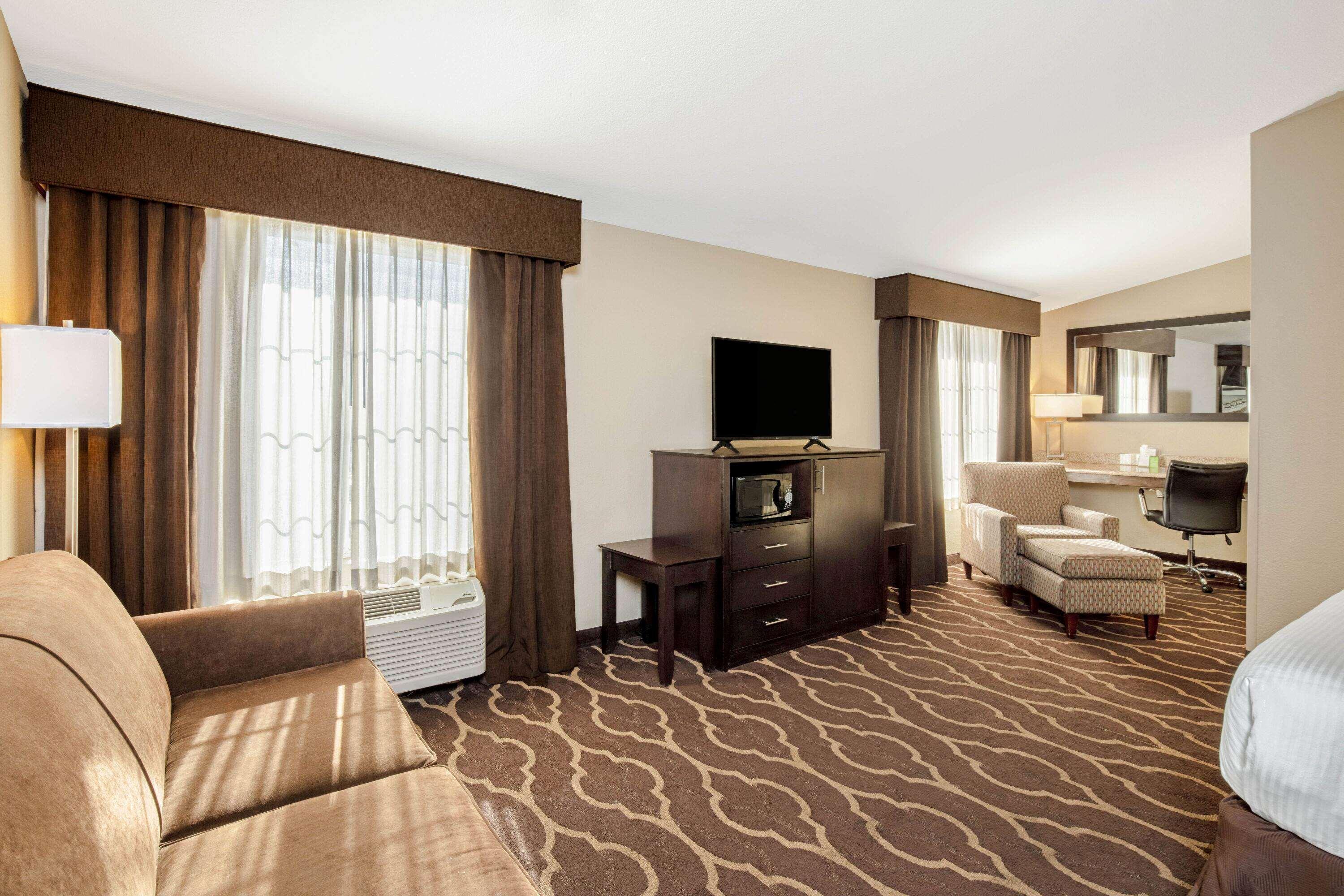 La Quinta & By Wyndham Lv Tropicana Stadium Hotel
