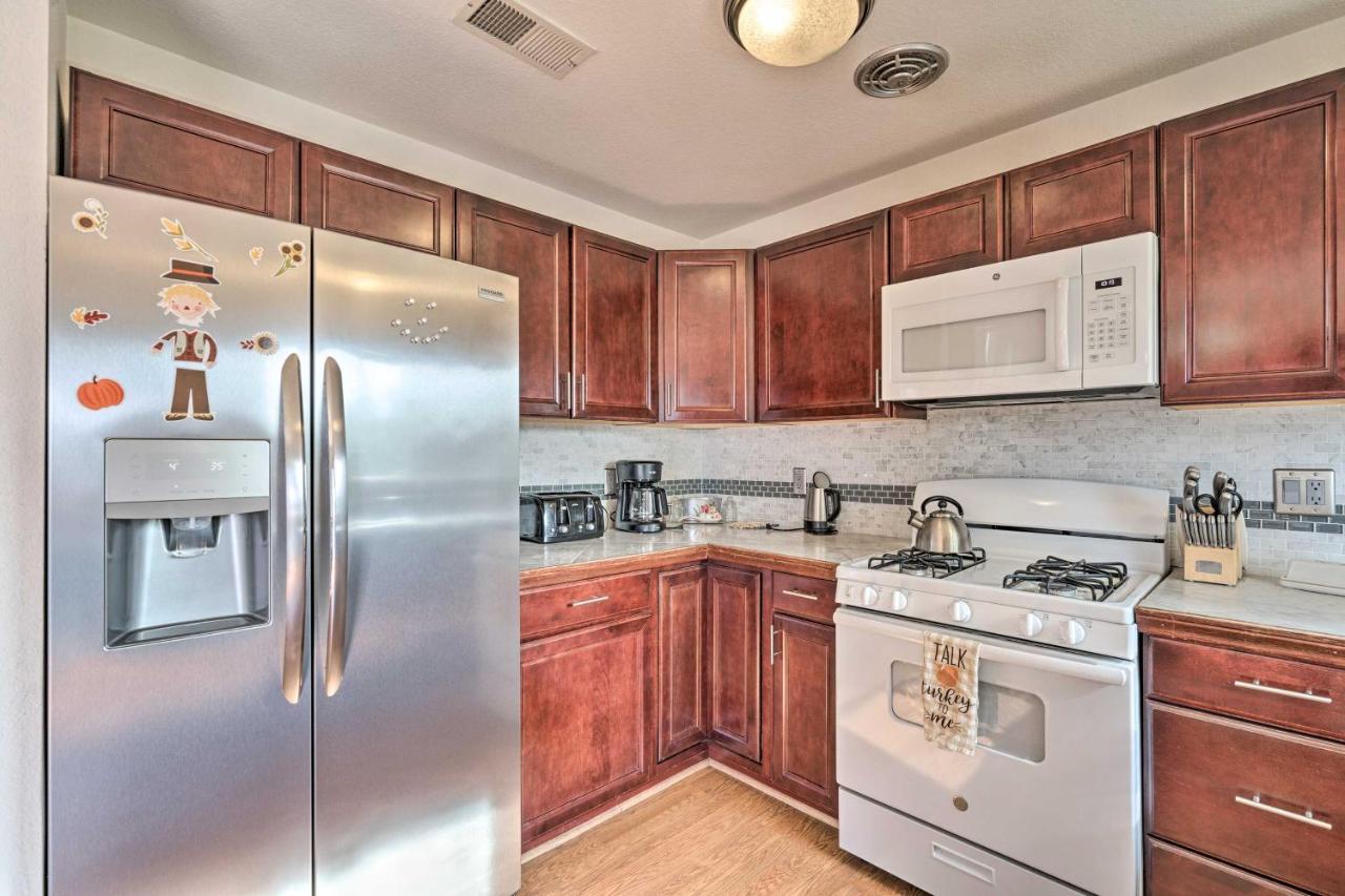 Vegas Oasis With Pool And 7 Miles To Strip Holiday home