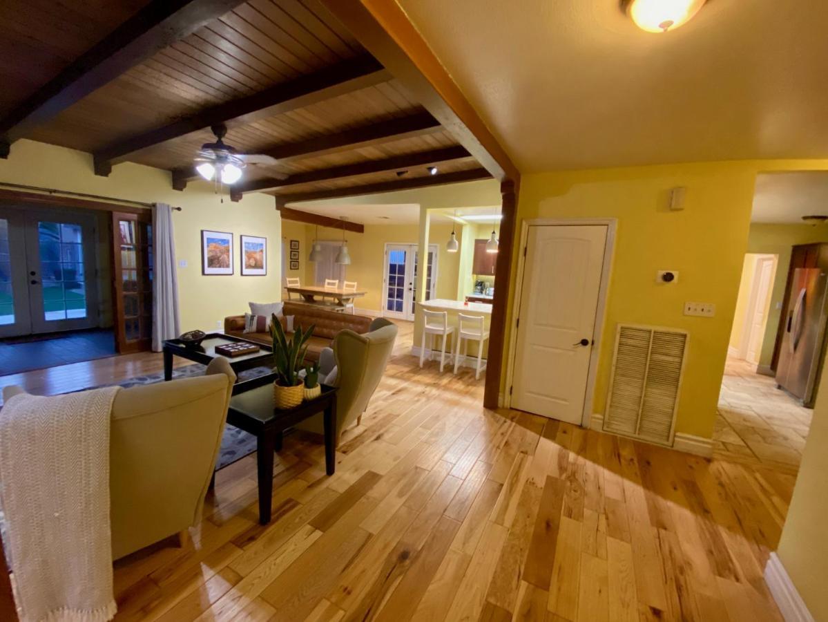Ferienhaus Newer Ranch With Pool And Hot Tub Near The Strip And Freemont Street.
