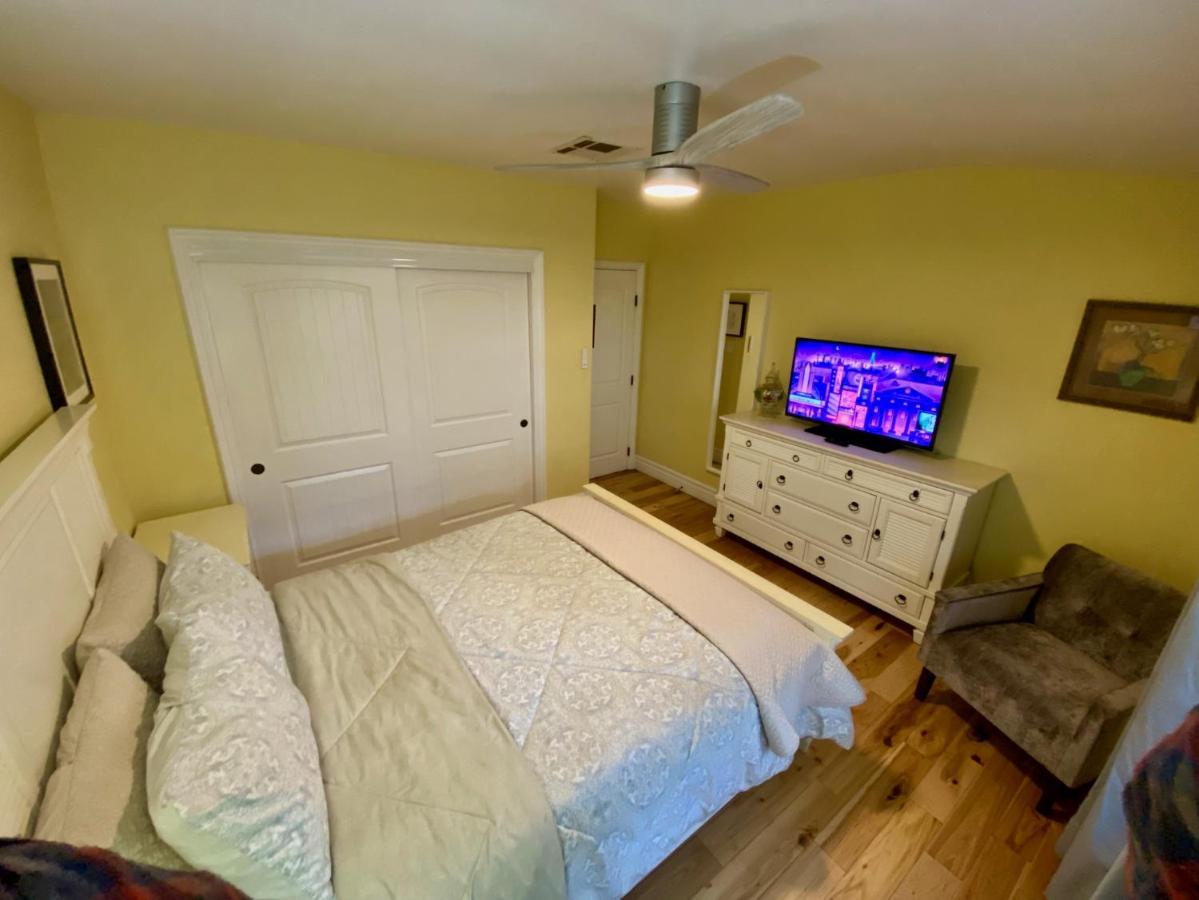 Newer Ranch With Pool And Hot Tub Near The Strip And Freemont Street. Ferienhaus