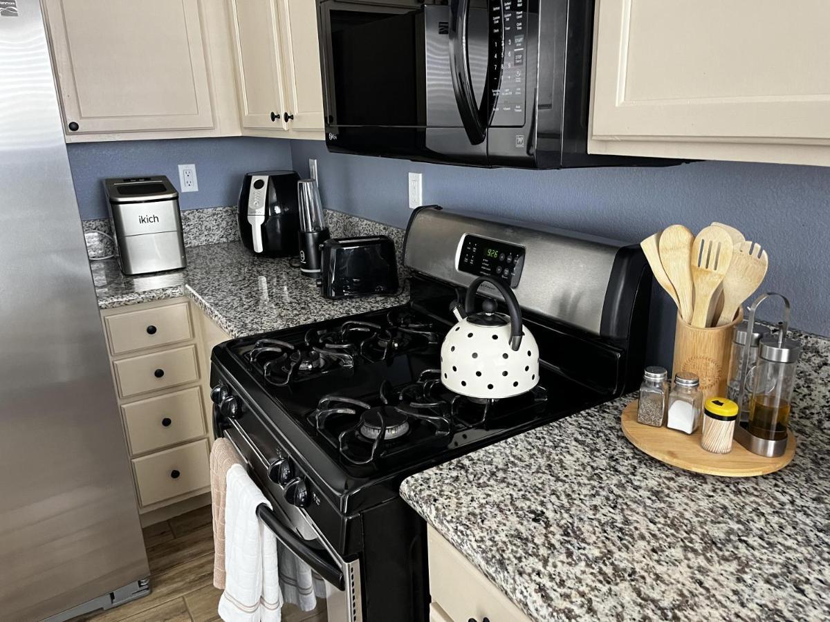 Vintage Whit 3 Bedroom And Billard Table Holiday home Las Vegas