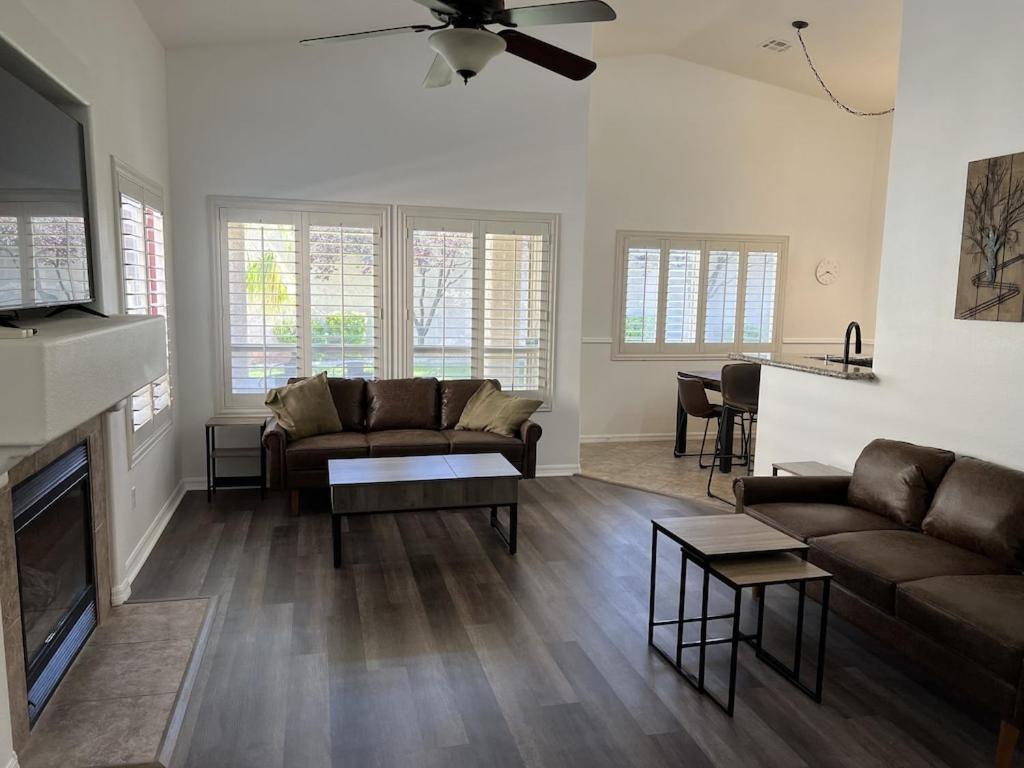 3 Bedroom 2 Bath Oasis In Cozy Neighborhood Apartment Las Vegas