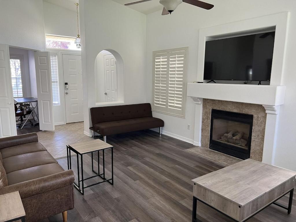 3 Bedroom 2 Bath Oasis In Cozy Neighborhood Las Vegas