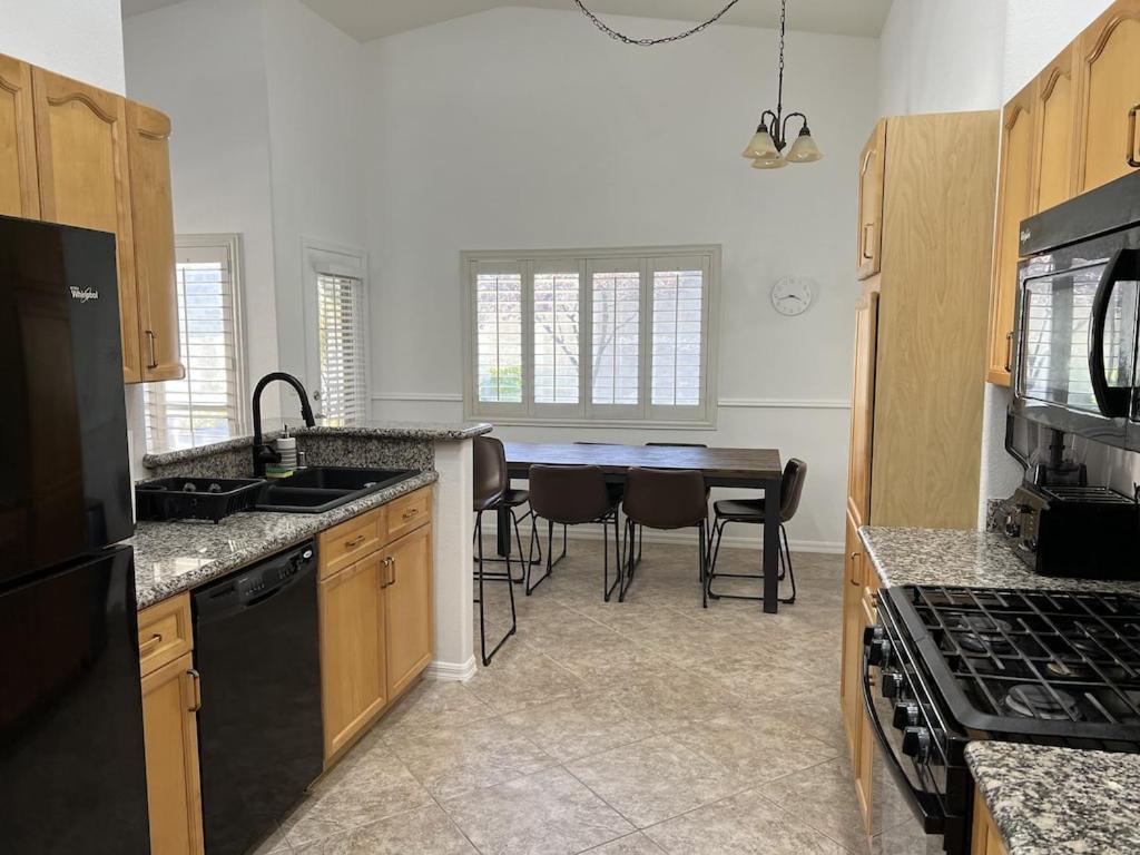 3 Bedroom 2 Bath Oasis In Cozy Neighborhood *