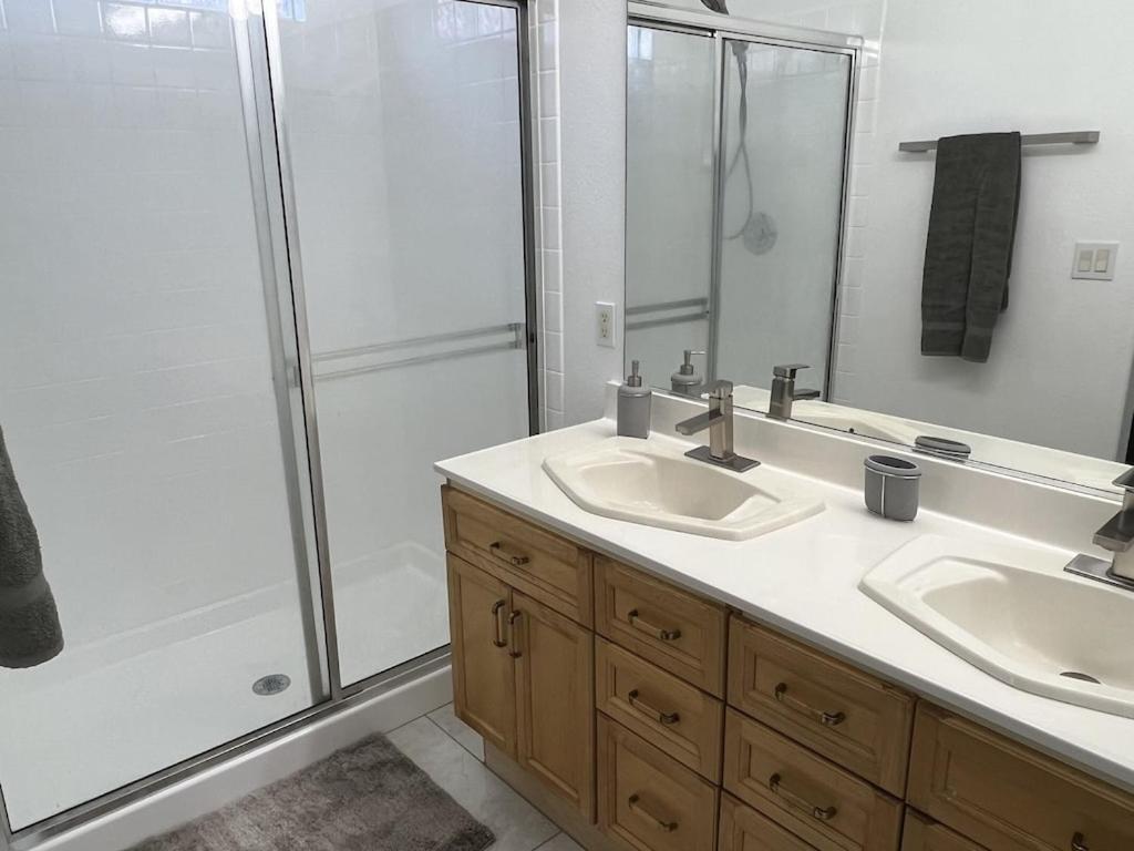 3 Bedroom 2 Bath Oasis In Cozy Neighborhood Las Vegas