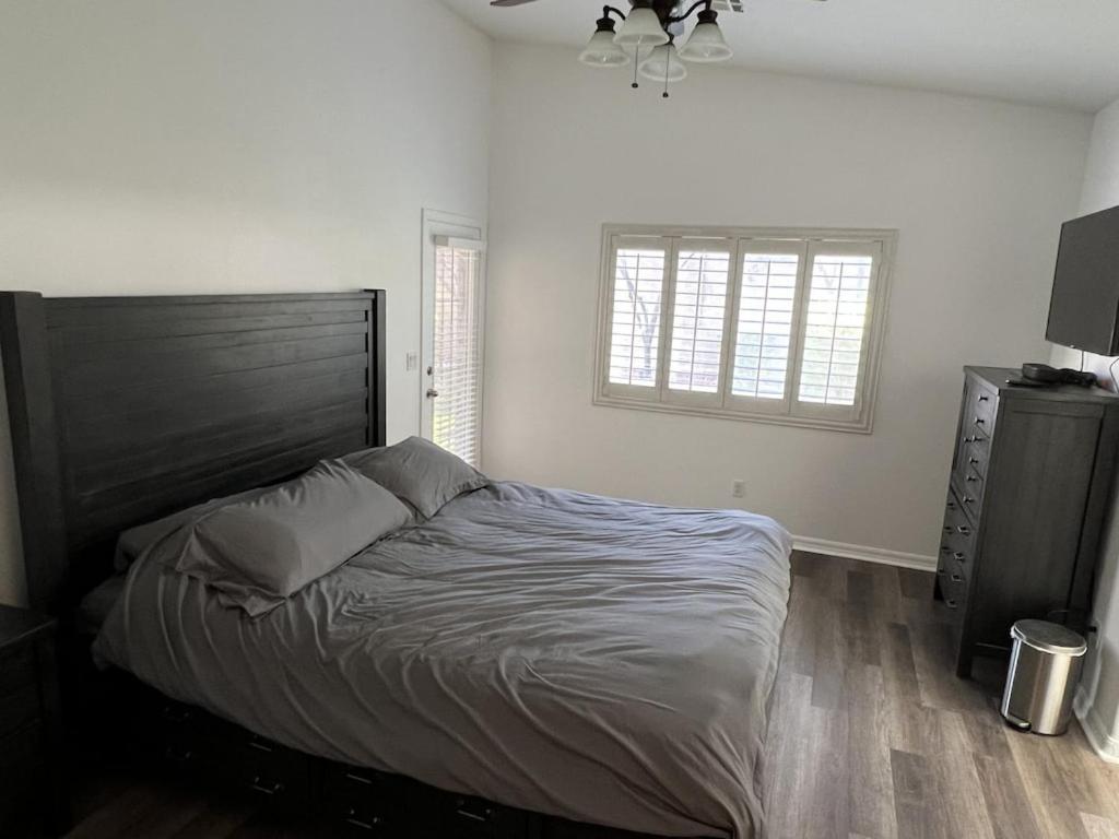 3 Bedroom 2 Bath Oasis In Cozy Neighborhood