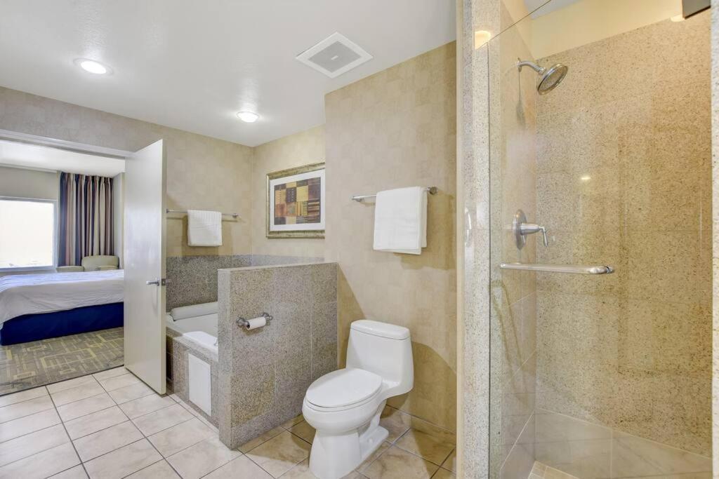Ultimate Vegas Getaway One Bedroom With Balcony, Kitchen, Gym, Pool & Free Parking *