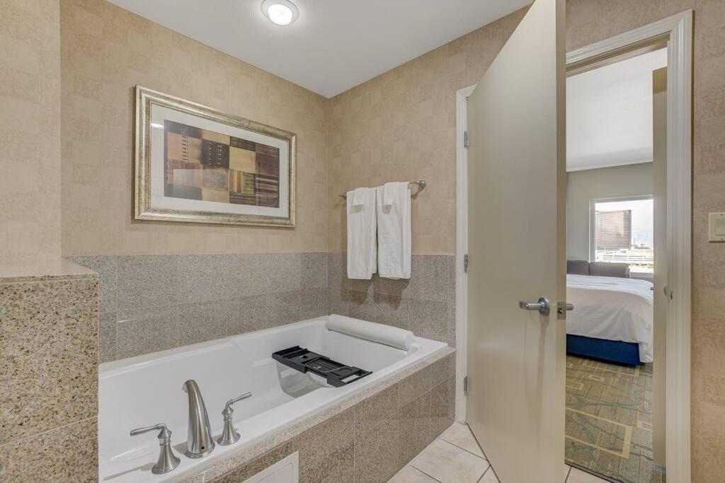 Ultimate Vegas Getaway One Bedroom With Balcony, Kitchen, Gym, Pool & Free Parking