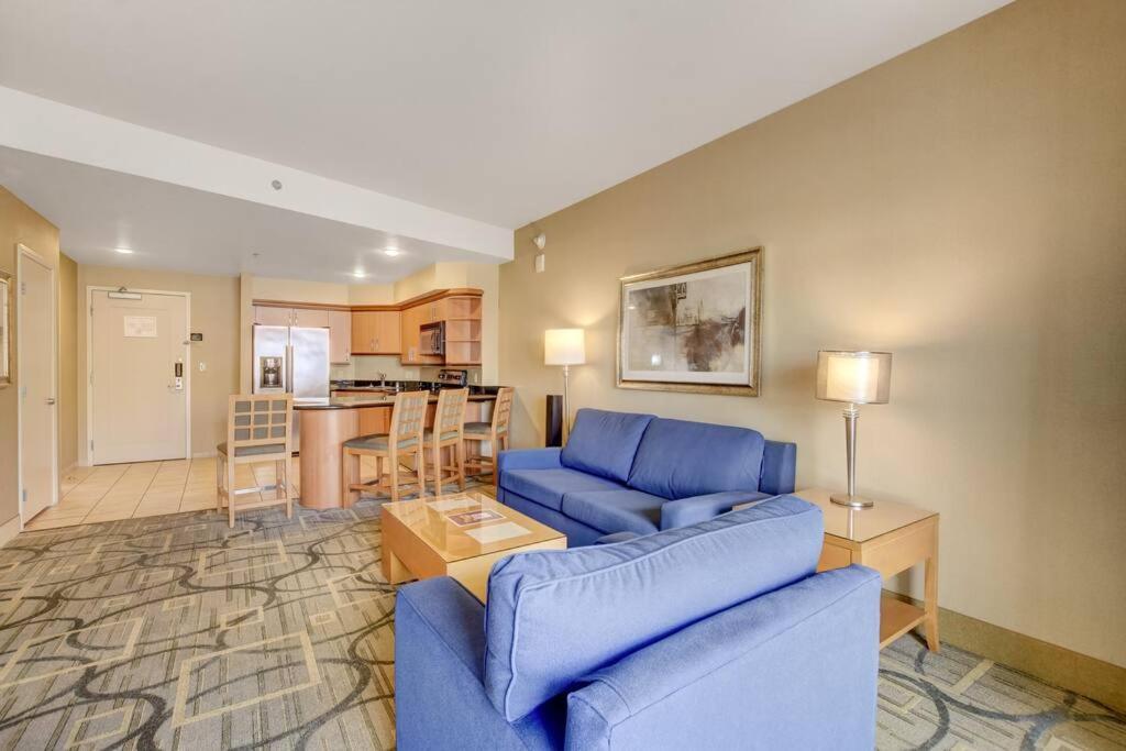 Ultimate Vegas Getaway One Bedroom With Balcony, Kitchen, Gym, Pool & Free Parking Las Vegas