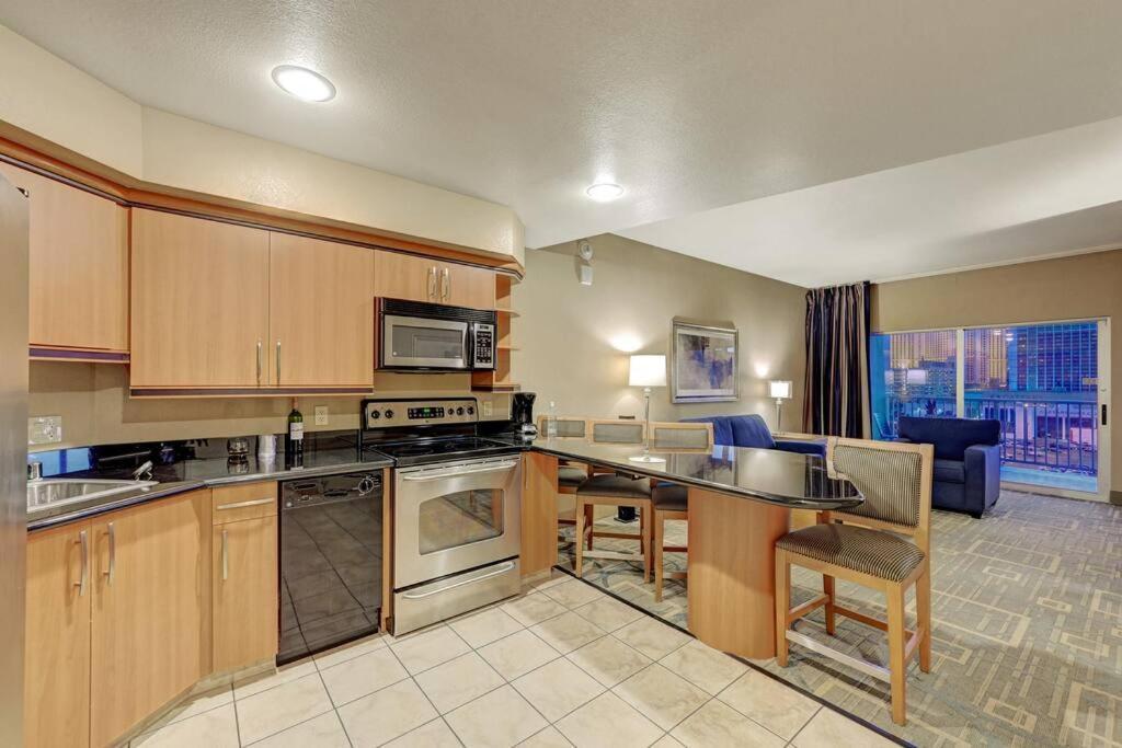 Ultimate Vegas Getaway One Bedroom With Balcony, Kitchen, Gym, Pool & Free Parking * Las Vegas