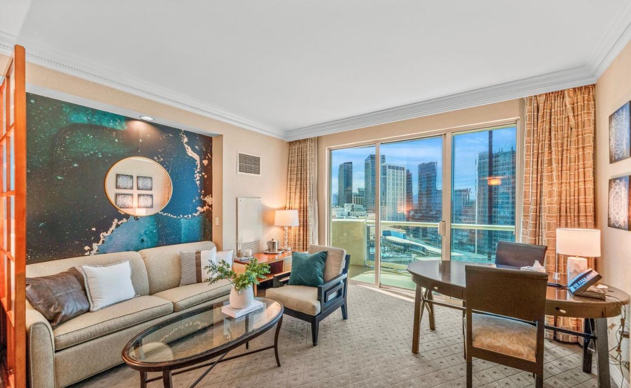 Stunning Balcony Strip View Mgm Signature * Free Valet