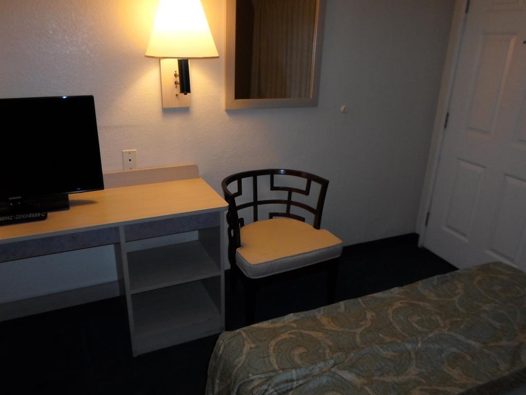 Motel Howard Johnson By Wyndham Vegas Near The Strip 2*
