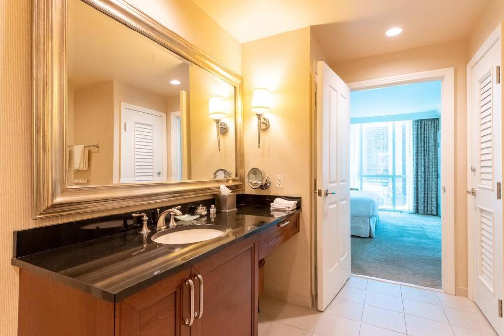 Tower 3 Corner Unit With Spectacular Formula 1 Race Views! Apartment *
