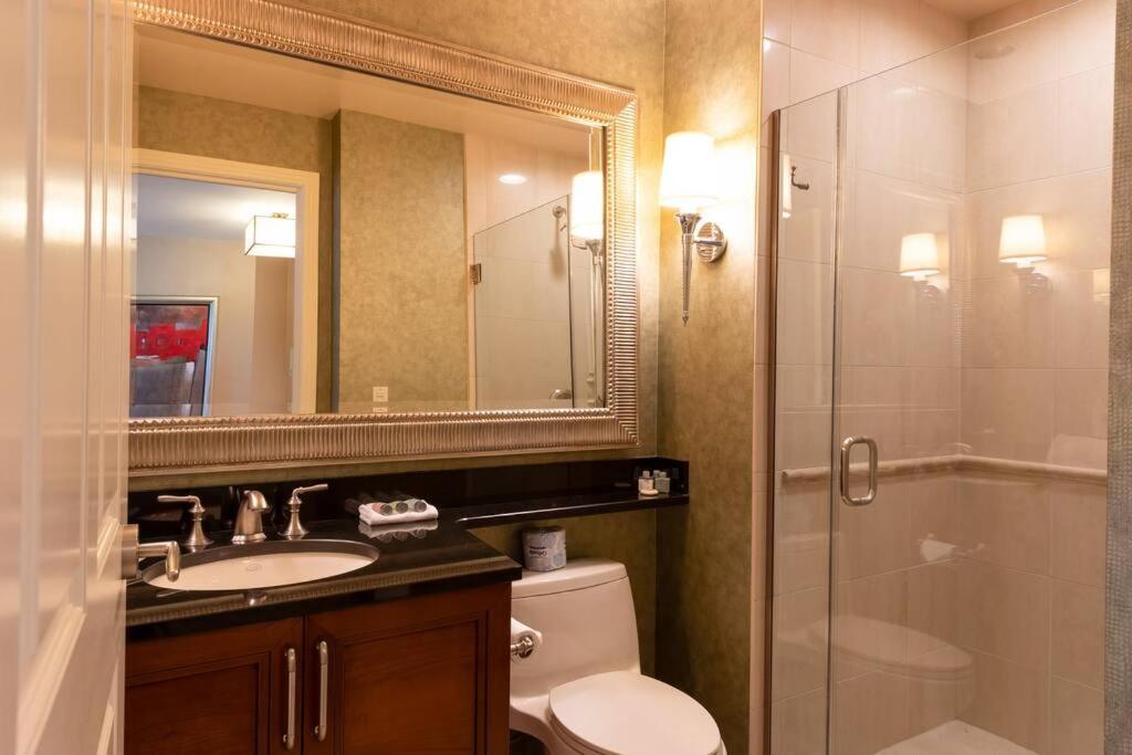Tower 3 Corner Unit With Spectacular Formula 1 Race Views! Apartment Las Vegas