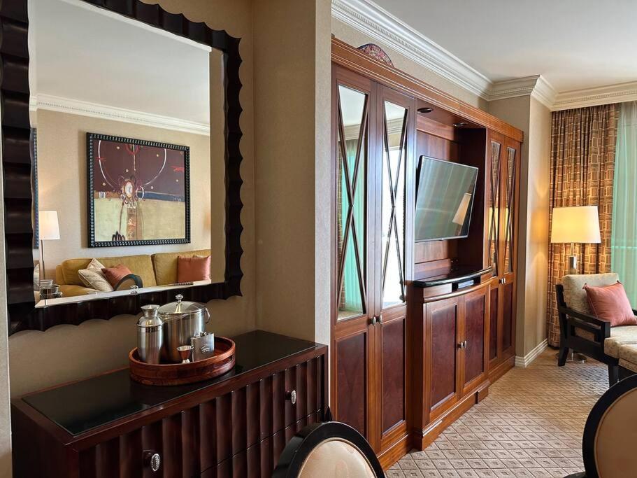 Tower 3 Corner Unit With Spectacular Formula 1 Race Views! Apartment Las Vegas