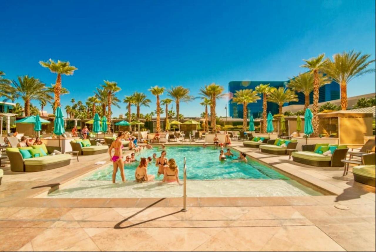 Strip View Balcony Suites - No Fee ! *