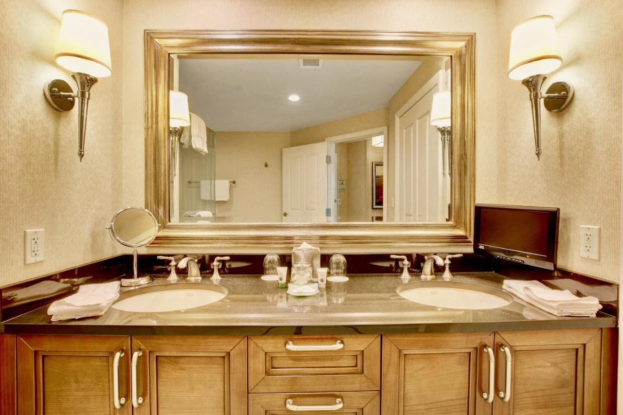 Strip View Balcony Suites - No Fee ! Apartment *