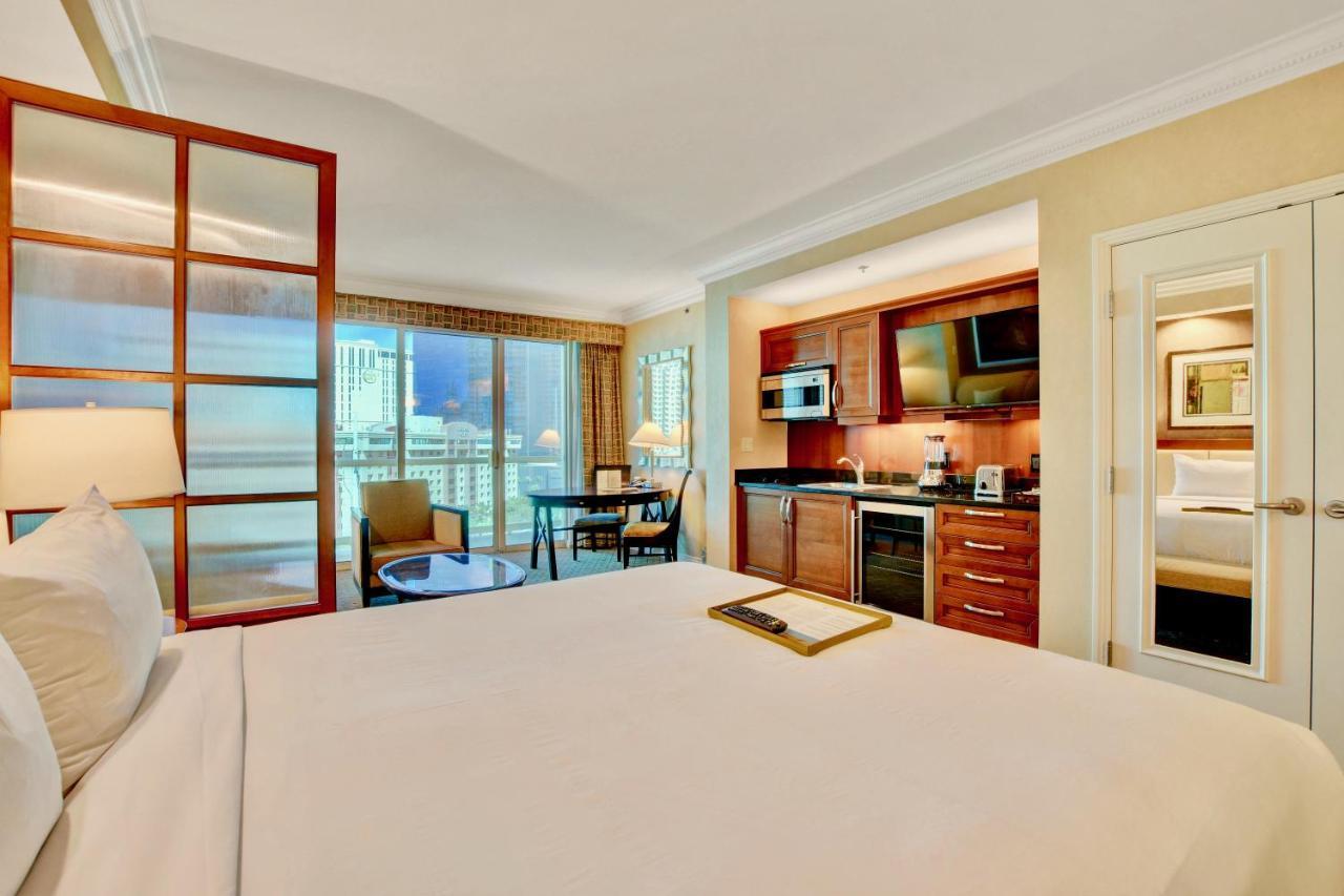 Apartment Strip View Balcony Suites - No Fee !