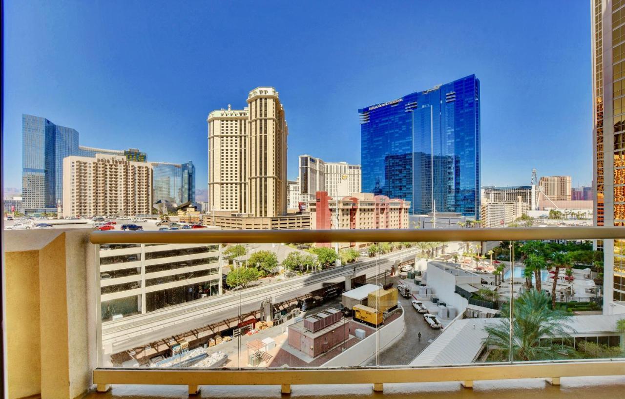 Apartment Strip View Balcony Suites - No Fee ! *