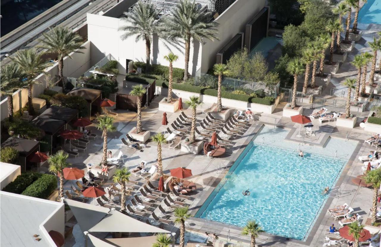 Apartment Strip View Balcony Suites - No Fee !
