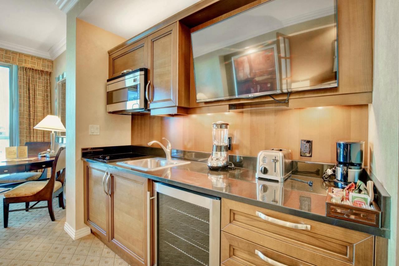 Apartment Strip View Balcony Suites - No Fee ! Las Vegas