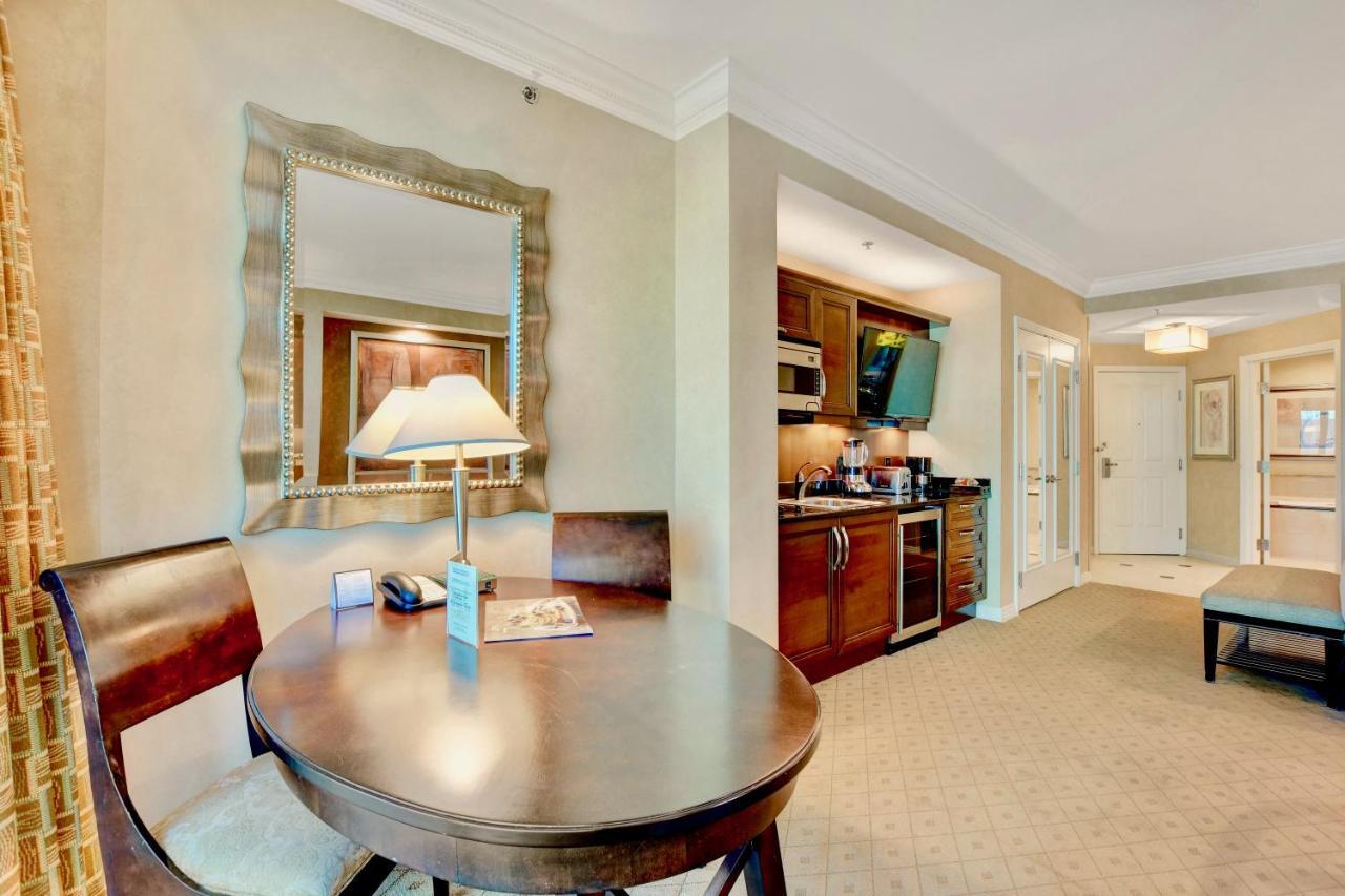 Apartment Strip View Balcony Suites - No Fee !