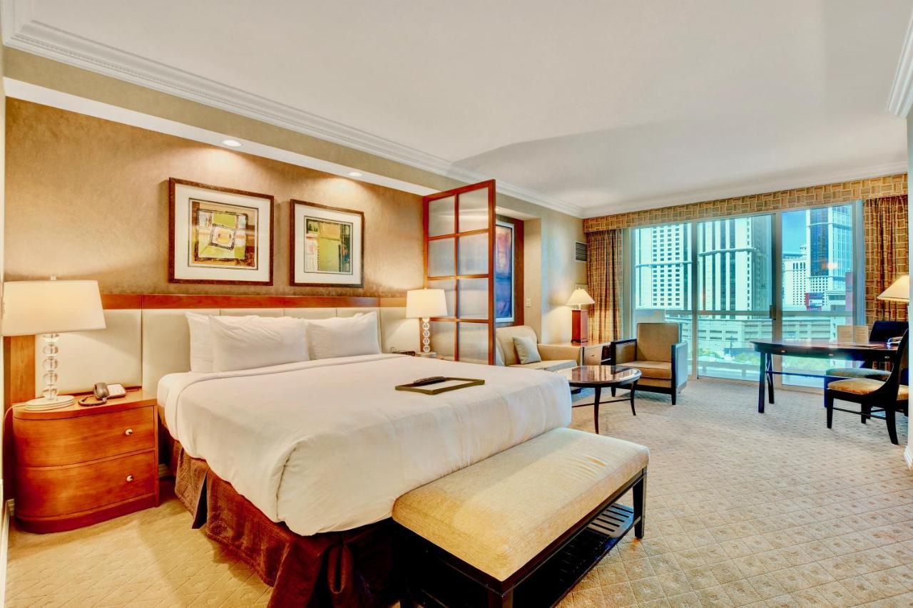 Strip View Balcony Suites - No Fee ! Apartment *