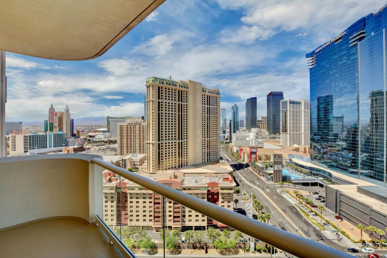 Apartment Strip View Balcony Suites - No Fee ! *