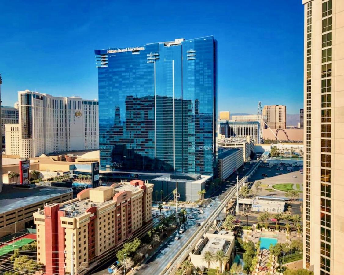 Strip View Balcony Suites - No Fee ! Apartment *