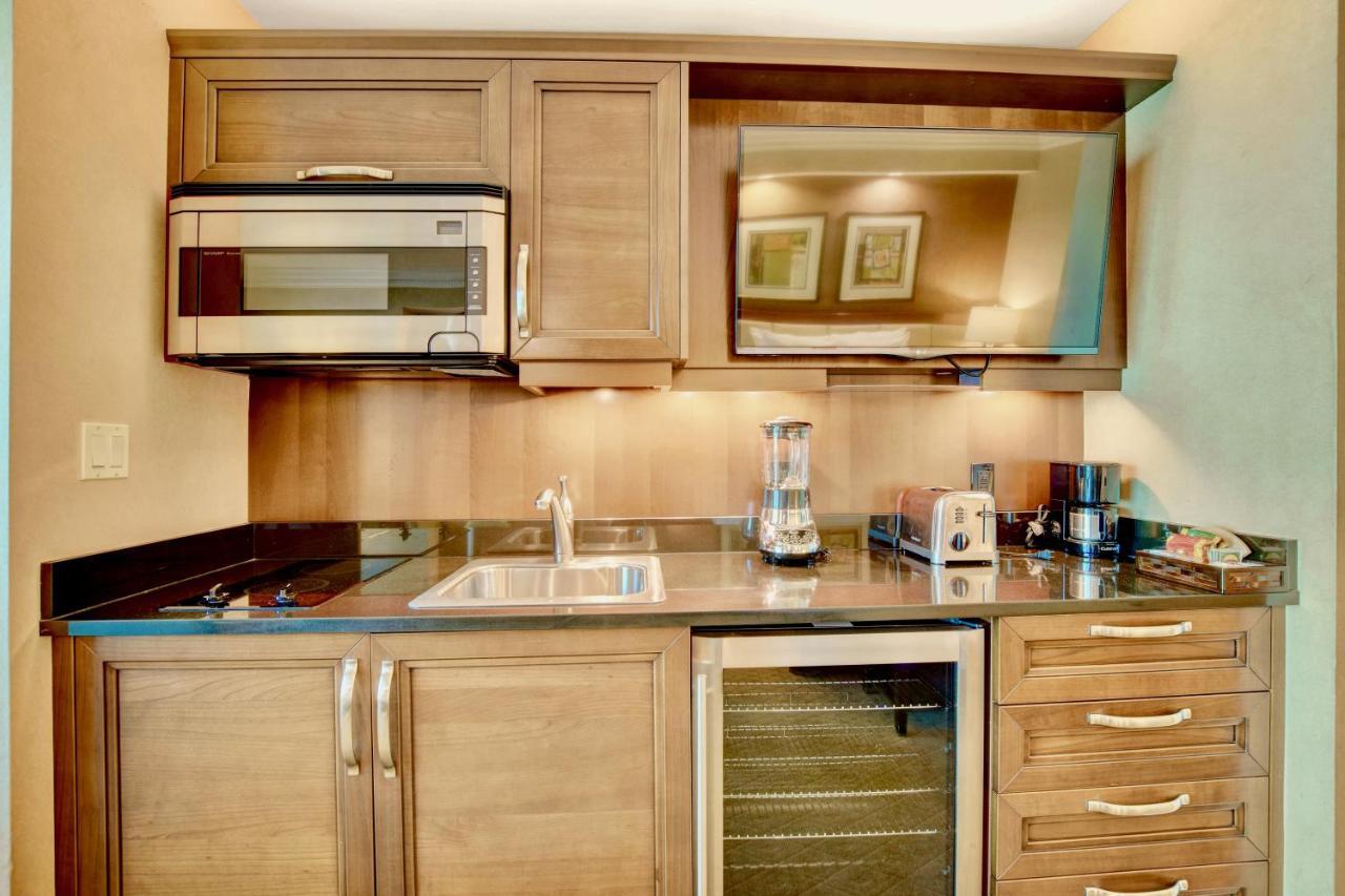 Strip View Balcony Suites - No Fee ! Apartment *