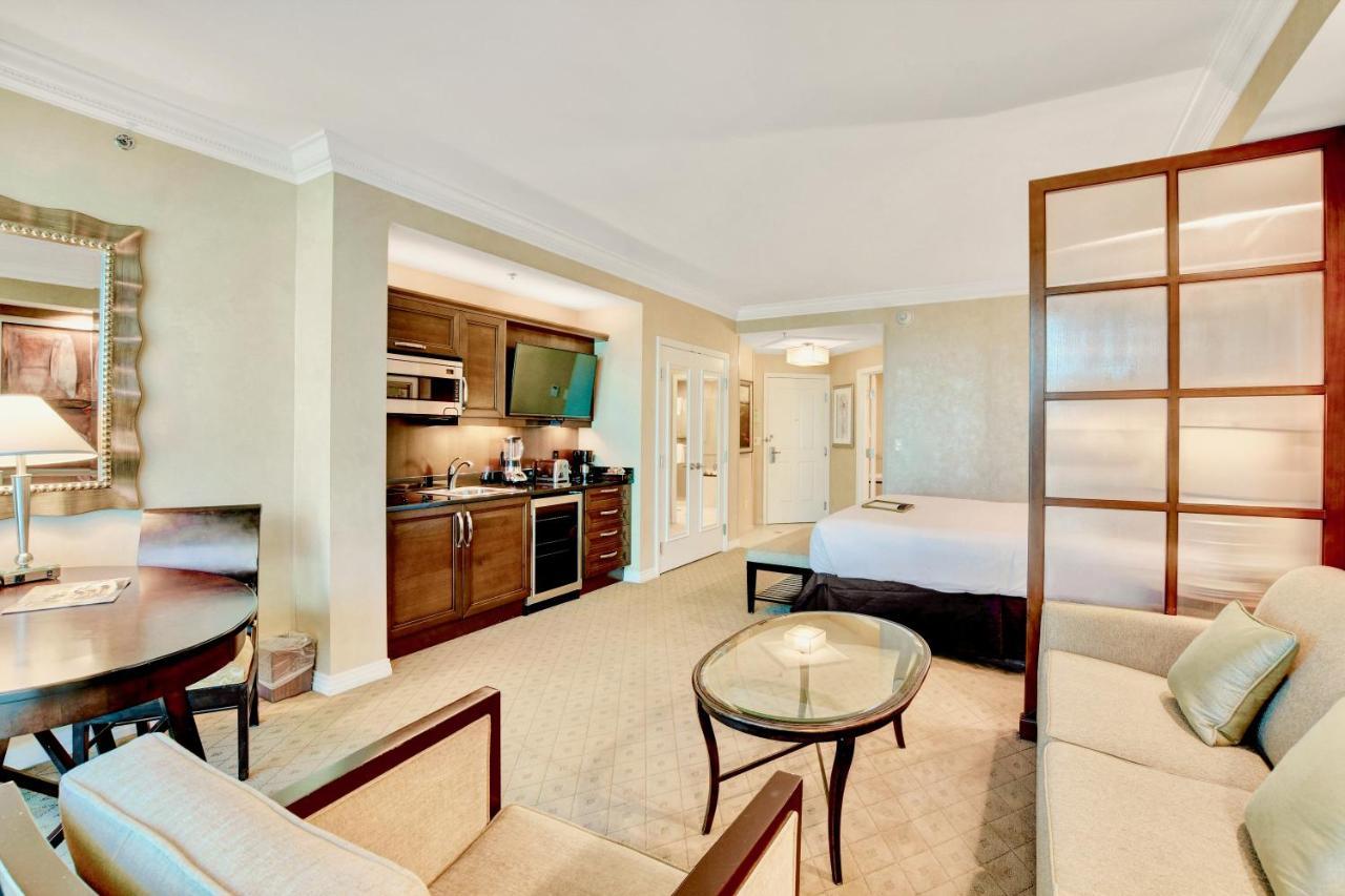 Apartment Strip View Balcony Suites - No Fee ! *