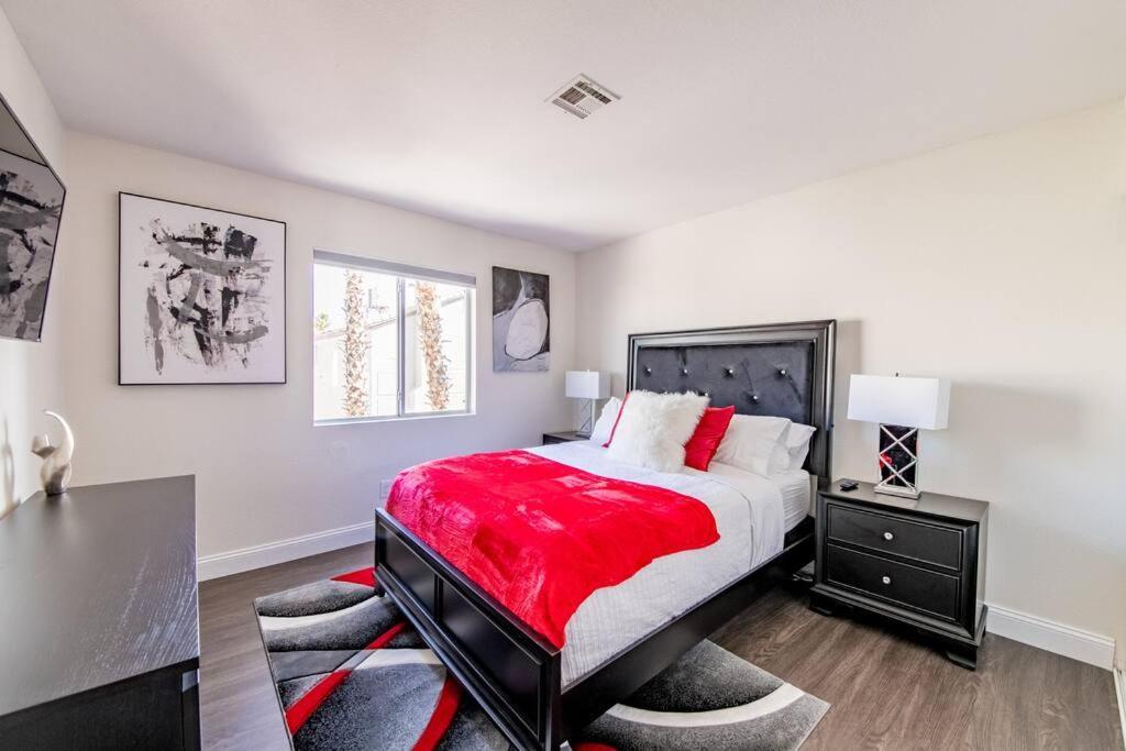 Gorgeous Away From 3 Bed 3 Bath W/ Pool Ferienhaus