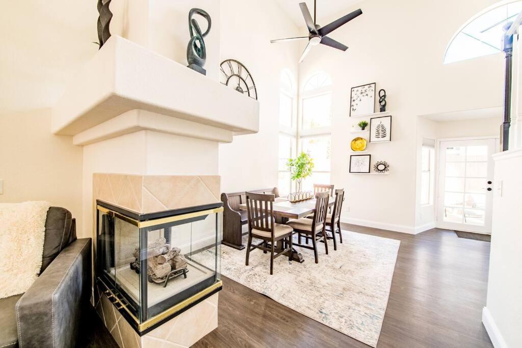 Gorgeous Away From 3 Bed 3 Bath W/ Pool Ferienhaus Las Vegas