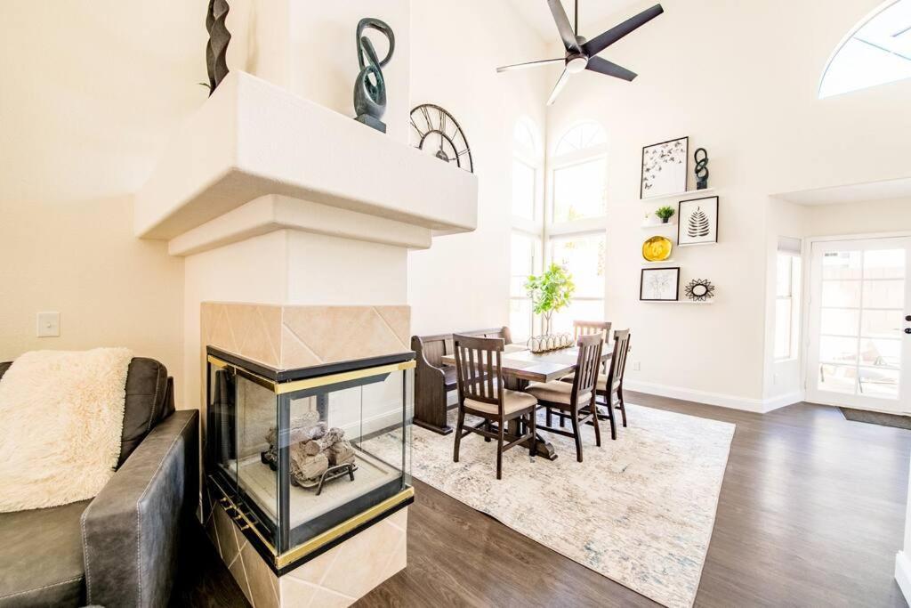 Gorgeous Away From 3 Bed 3 Bath W/ Pool Ferienhaus