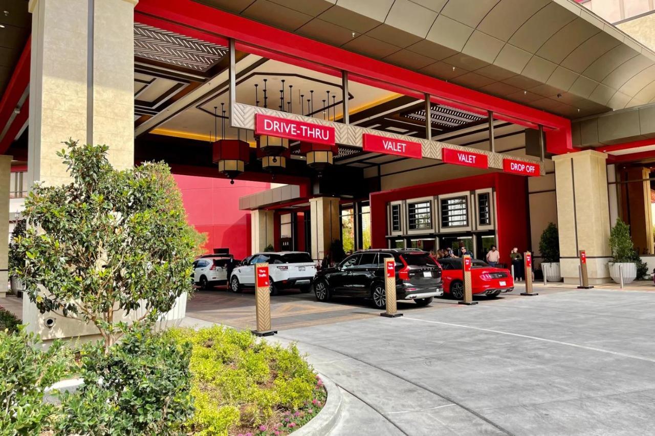 Elegant At World Strip