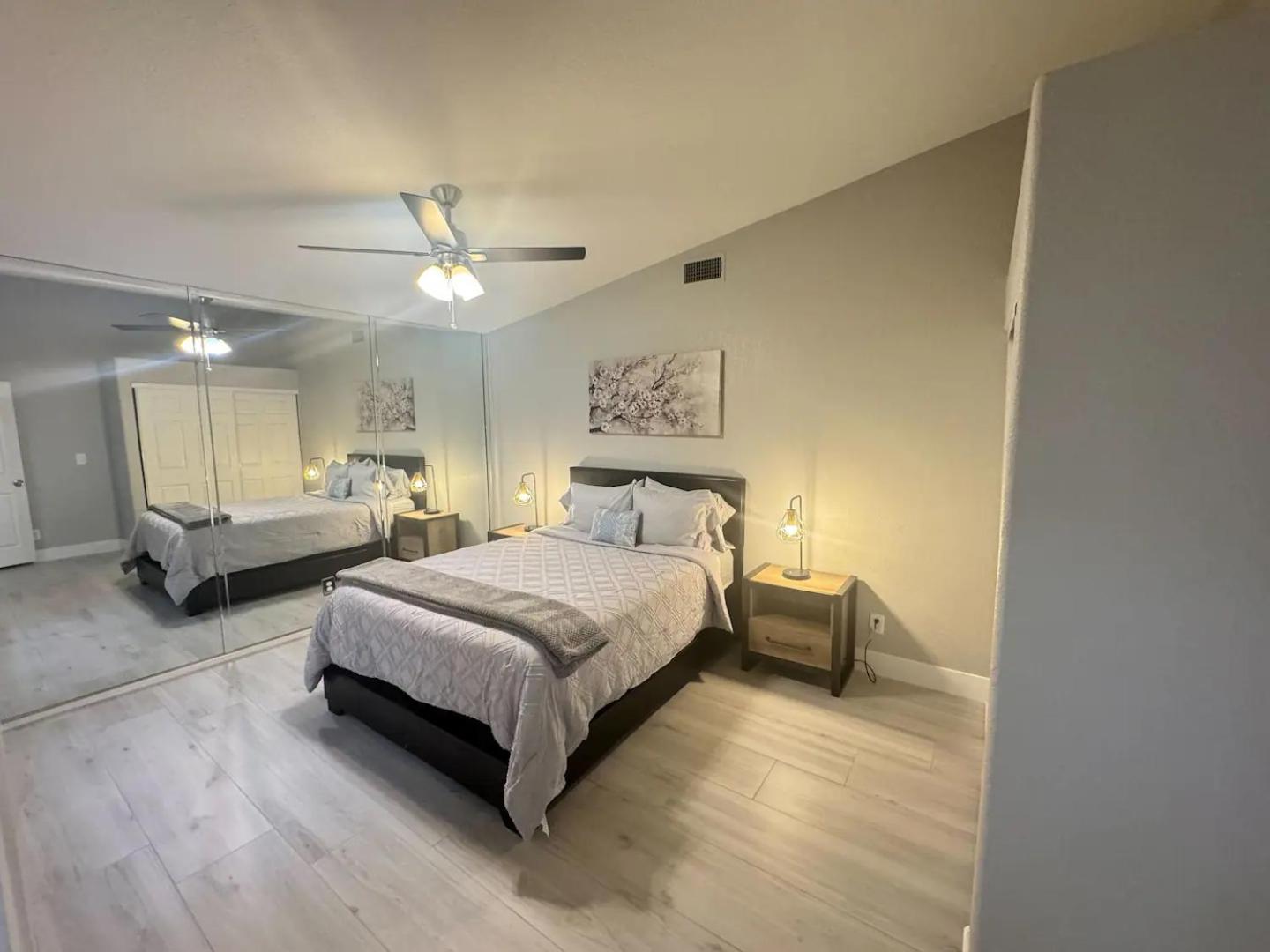 Delightful 4 Bedroom House With Pool! Holiday home Las Vegas