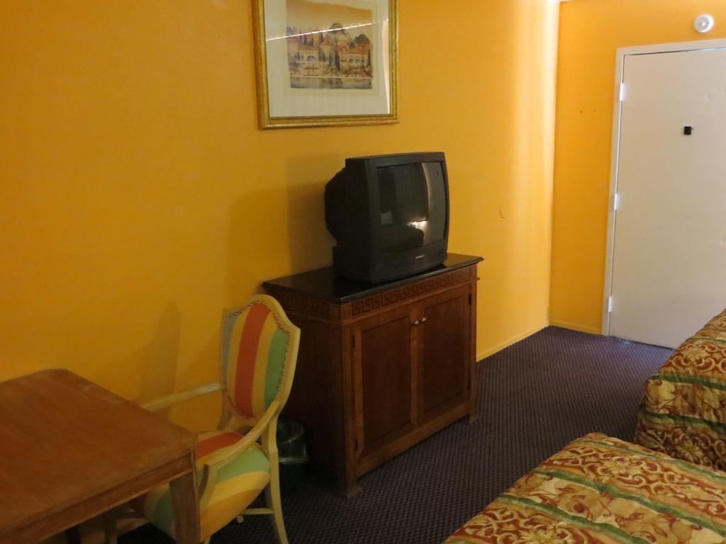 Crown Vegas Motel