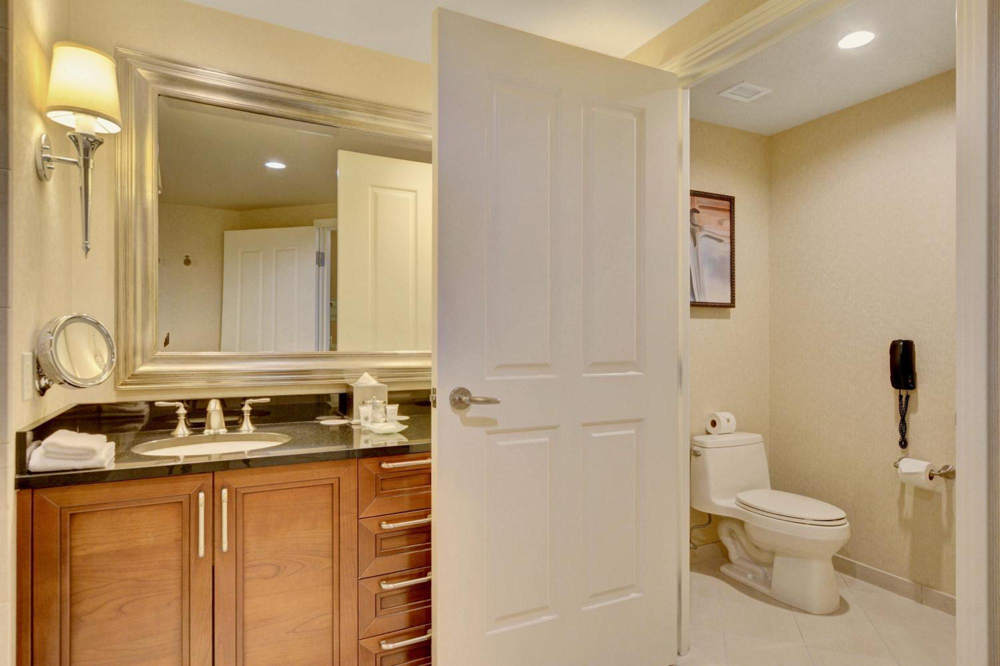 Strip View Balcony Suites - No Fee ! Apartment *