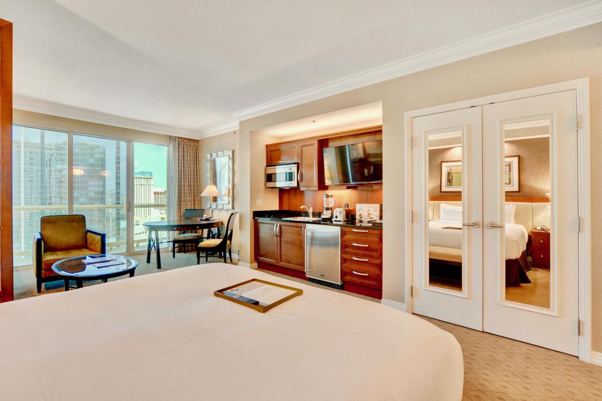 Apartment Strip View Balcony Suites - No Fee !